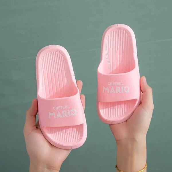 Sandales Enfants Slippers Kids Soft Bottom Slippers Baby Baby Cartoon Salle de bain Cartoon Filles Boys Boys Anti-Odor Chaussures ménagers intérieures T240524