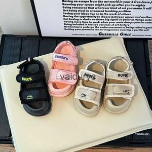 Sandals Childrens 2024 Été Nouveaux garçons et filles Baotou Beach Chaussures Soft Sole Anti Slip Breathable Baby Casual H240507
