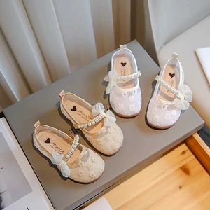 Sandalen kindercasual schoenen meisjes erwten Koreaanse stijl mesh hollow-out single-layer schoenen 240419