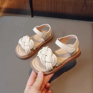 Sandalen kindermode meisje sandalen casual weven ademende 2024 nieuwe zomer strandschoenen prinses appartement haak en lus uniek voor kinderen D240515