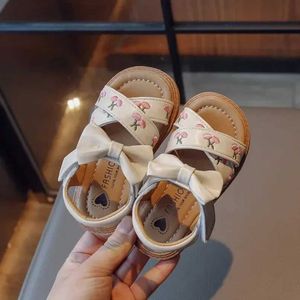 Sandales Childrens Sandales plates brodées Sweet Bow Knot Childrens Summer Beach Chaussures à la mode ouverte ouverte Girl Soft Sole Sandal Version Y240515