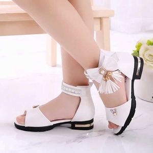 Sandalen kinderen sandalen 2024 zomer nieuwe zoete prinses mode schoenen meisjes zachte zool Koreaanse stijl Romeinse schoenen elegant temperament