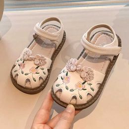 Sandalen Chinese knoopdecoratie meisjes sandalen Hollow Hook Lus Round Toe schoenen Kinderen Sandalen Ronde Toe Soft Bottom Kids Shoes Y240515