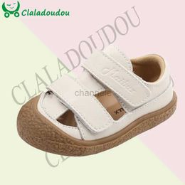 Sandalen Claladoudou merk meisjes zomer zachte sandalen met gesloten neus Solide outdoor casual sandalen voor 0-3 jaar peuterjongens Baby strandsandaal 240329