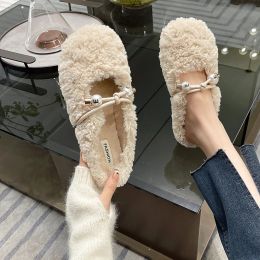 Sandalen gesloten teen sandalen vrouwelijke schoen 2024 dames klompen met hielmeisjes nieuwe dikke vacht buiten plat plat low basissrubber rubberen slipper fabri