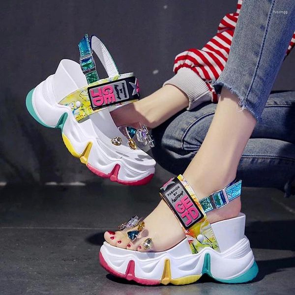 Sandalias Comemore 2022 Mujeres Summer Wedge Heeled PVC Crystal Plataforma Chunky Heel Zapatos Mujer Rainbow Sandalias de fondo grueso