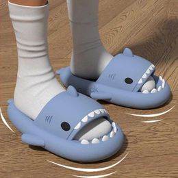 Sandales comwarm new kids shark pantoufles de mode chant les pantoufles molles à la maison filles garçons non glissés sandales extérieures de plage de plage