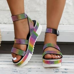 Sandales Crystal Luxury Femmes Flats Platform Shoes Summer Summer Robe Swippers 2024 Designer Trend Beach Female Zapatillas