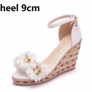 Sandales Crystal Queen Femmes Corloge d'été Plateforme florale Bohemia High Heel cheville Bouteille ouverte pour femmes chaussures H240409 W9HF