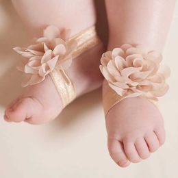 Sandales mignonnes fleur en mousseline de soie sandales doux et respirants de couleur de couleur solide d'épaule de couleur nus sandales bébés filles garçons et enfants chaussures )l240429