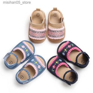 Sandales Sandales brodées imprimées mignonnes pour l'été bébé filles semelles souples chaussures plates confortables 0-18 mois chaussures de marche bébé Q240328