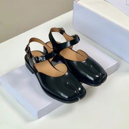 Sandalen ontwerp vrouwen platte schoenen elegante vrouwelijke split paarden teen lady tabi mocassins schoenen varkensschoen b111 230421