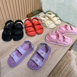 Sandalias Zapatos de diseñador para Mujer Verano Jelly Flat Buckle Sandales Femmes Ete Sandalias Mujer Verano 2022sandalias