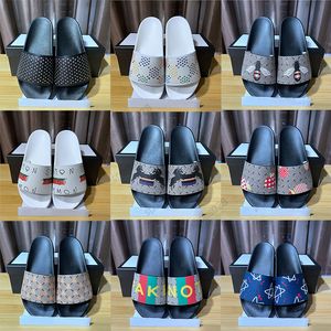 Sandales Designer Slippers Summer Men Femmes Chaussures Fonctiones multicolores Og Flower Slides Sole en caoutchouc tonal noir moulé avec une marque en relief côté extérieur