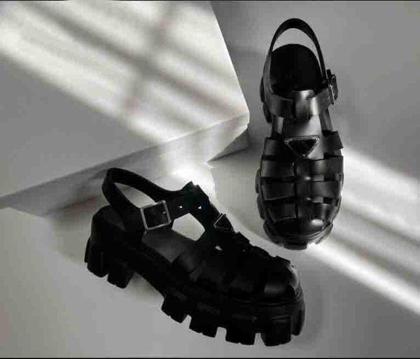 Sandalias Diseñadores Espuma Sandalia de Goma Sandalia Plataforma Diapositivas Triángulo Zapatillas de metal Retro Playa Mocasines Redondo Toe Sandal Sandal Sandal Candajes Zapatos