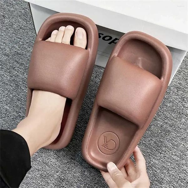 Sandals ne glisse pas la sandale de fond épaisse pour les tongs de plage chaussures de secours masculins de luxe sport largement ajustement tendance