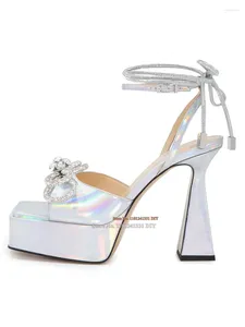 Sandales Double arc Crystal Embellie Patent Leather Plateforme à talons High Heel Summer Shoes Women Sky Party
