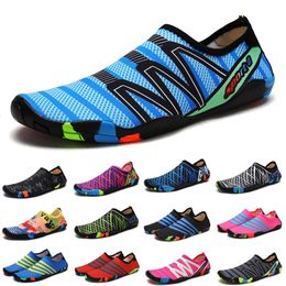 Sandalen Elastische snel droge aqua schoenen plus size niet -slip paarse sneakers vrouwen mannen water schoenen ademende schoenen licht surfen strand sneakers