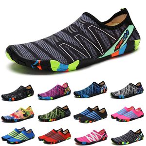 Sandalen Elastische snel droge aqua schoenen plus maat niet -slip gele paarse sneakers vrouwen mannen water schoenen ademende schoenen licht surfen strand sneakers