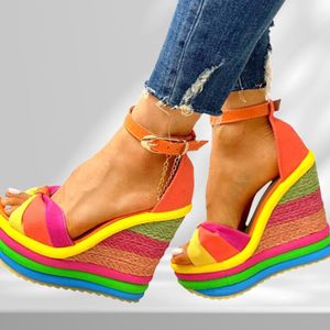 Sandalen elegante ins regenboog kleurrijke 2022 zomer wiggen feestplatform extreme hoge hakken schoenen vrouw plus maat 435288549