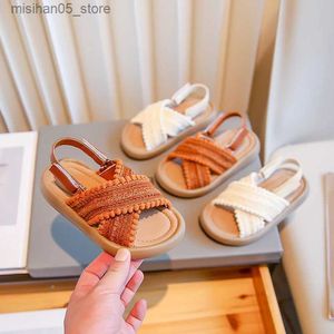 Sandales ethniques 2023 chaussures préscolaires polyvalentes décontractées croisées sandales pour enfants filles plate-forme simple coréenne anti-dérapant chaussures de mode pour enfants Q240328