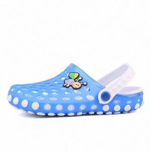 Sandales Famous Designer Women Men Kids Slides Slippers Chaussures imperméables plage boucles à l'extérieur Sneakers D4yo #