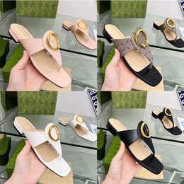 Sandalias Diseñador Famoso Mujeres Summer Nuevos zapatos planos de pan de oro