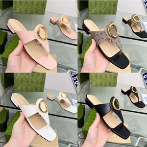 Sandalen beroemde Designer Dames Zomer Nieuwe Gold Buckle Flat Shoes Hollowed Out Slipping Flops Casual Flat Heel Thong Dames van toepassing op verschillende scenario's