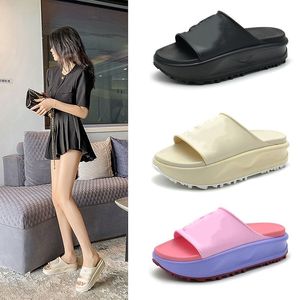 Sandales Mode Macaron Pantoufles Dames Été Plage Rayures Casual Tongs Rehaussement Pantoufles Designer Pantoufles Sandales Coton Moelleux Fourrure Pantoufles glisser