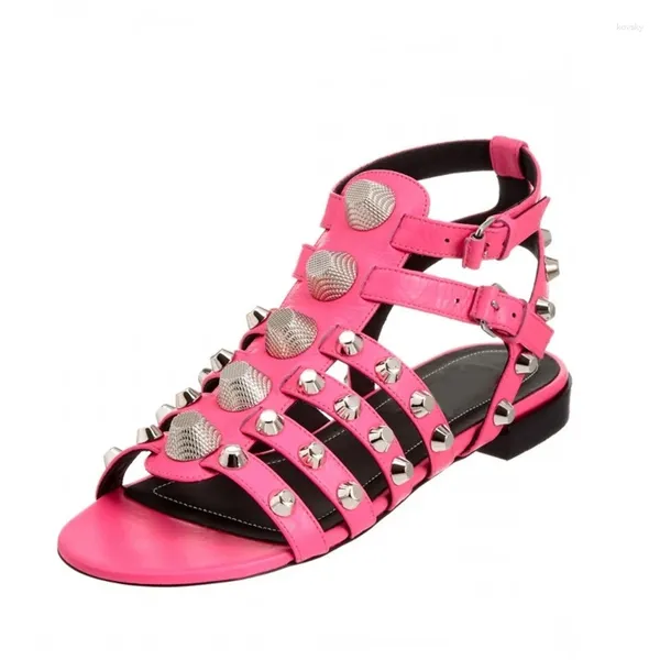 Sandals Fashion Personnalité Punk Style Chaussures de rivets en métal plat pour femmes et sangle de cheville Roman