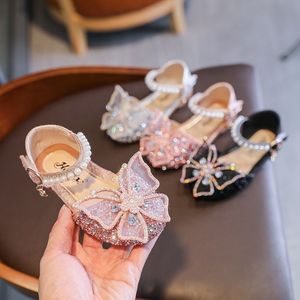 Sandalen modestijl babymeisje boog prinses schoenen parel vlinder sandalen voor meisjes pailletten dans prestaties schoenen voor kinderen 230420