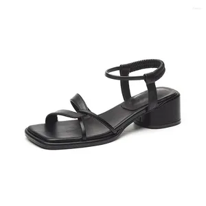 Sandalen Modetrend Eén Woord Met Casual Dames 2023 Lente Zomer Dames Retro Middelhoge Hak Romeinse Hoge Hakken