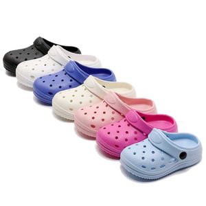 Sandalen mode waterdichte slippers kinderen sandalen schoenen zomer buitenglaasjes zachte zool tuinschoenen indoor verpleegkundige klompen sandalen 240423