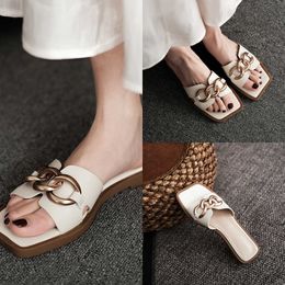 Sandalen mode dames slippers metaalgesplieren retro platte bodem vrouwelijke sandalen zomer klassiek comforteer strand buiten dames schoenen 2303222222