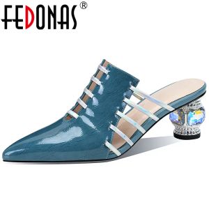 Sandales Fedonas Summer Women Sandals Fashion Band étroit Hollow Great en cuir Mules Righestone High Heels Slippers Party Pumps de mariage