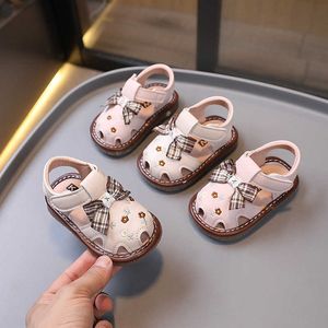 Sandalen vrouwelijke babysandalen met zachte zolen voor baby's van 0-2 jaar oud non-slip calling schoenen 2024 zomer trendy prinses H240513