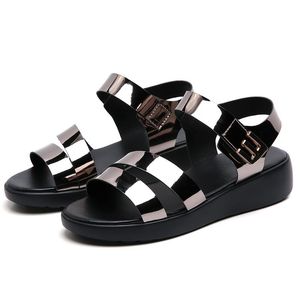 Sandalias de moda de verano para mujer, ropa exterior informal, pendiente de corteza gruesa con puntera abierta, zapatos de mediana edad con adorno de Metal plano