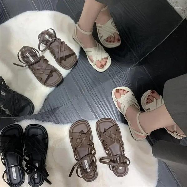 Calzado de sandalias verano 2024 goma plana con tacones bajos zapatos damas estilo de punta abierta para mujeres sin tacón comodidad h Corea