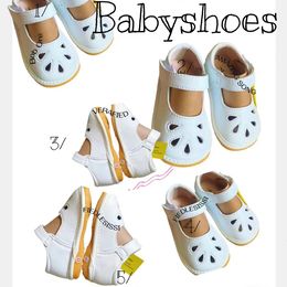 Sandalias para niñas Niños Niños Bebé zapatos para niños pequeños chirridos con chirriador removible Soft Sole First Walkers 240409