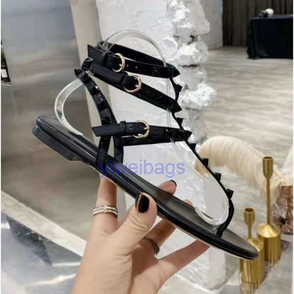 Sandales pour les femmes à talons plats d'été Flip flop rivets sandal cuir nude noir mat trois ceintures classiques chaussures de mariage femme avec sac à poussière