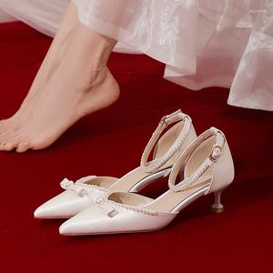 Sandales chaussures de mariage français haute qualité Satin tissu perle chaîne bride à la cheville robe de mariée pompes blanc nœud papillon talon creux