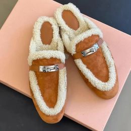 Sandalias Mulas de pieles zapatos para mujeres deslizan en el tacón bajo Slipper de invierno al aire libre 2023 Diseñador de lujo Tobogán calientes Oficina 231212