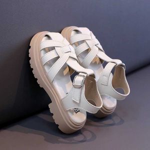 Sandals fille couverture orteil d'été Nouveaux garçons sols semelle respirante chaussures de plage noire pour filles enfants de la mode enfant appartement du sud d240527