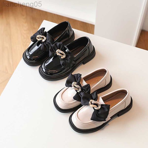 Sandalias Mocasines de niña Metal Seda Bowknot Moda Primavera Niños Zapatos de cuero Slip-on Negro Blanco 26-36 Escuela Diario Primavera Niños Zapato W0217