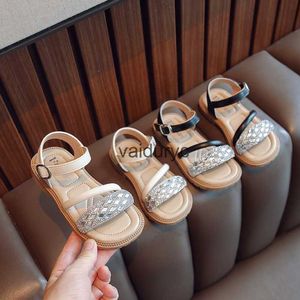 Sandals Girls 2023 Été Nouvelle petite fille Princess Chaussures coréen édition décontractée Anti Slip Beach Childrens Flat H240411