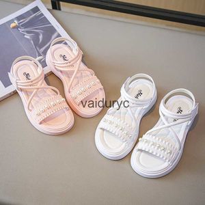 Sandals Girls 2023 Zomer Nieuw Pearl Little Girl Soft Sole Fashionable Princess Shoes Koreaanse editie Midden en kleine kinderen Roman H240411