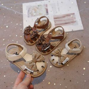 Sandals Girls 2024 Zomer Nieuwe kinderschoenen Kleintje Klein Girl Flower Princess Dames schat BUG ROMAN H240507