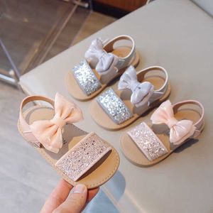 Sandals Girls 2024 Zomer Nieuw product Zachte zool Kinderschoenen Selcro Baby Anti Slip H240510