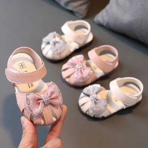 Sandals Girls and Baotou Nouveau été Soft Sole Walking Walking Childrens Chaussures H240504