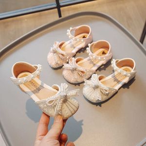 Sandals Girls Baotou 2023 Zomer Nieuwe prinsesschoenen Big Childrens Soft Sole Anti Slip Half Crystal Shoe Trend H240510